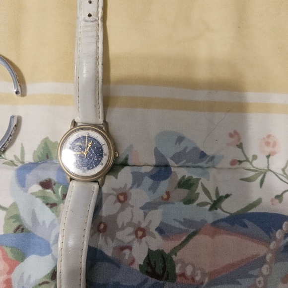 Bundle of used watches,untested.2 Citizen w/books,2 Aigner,etc. - Picture 16 of 16